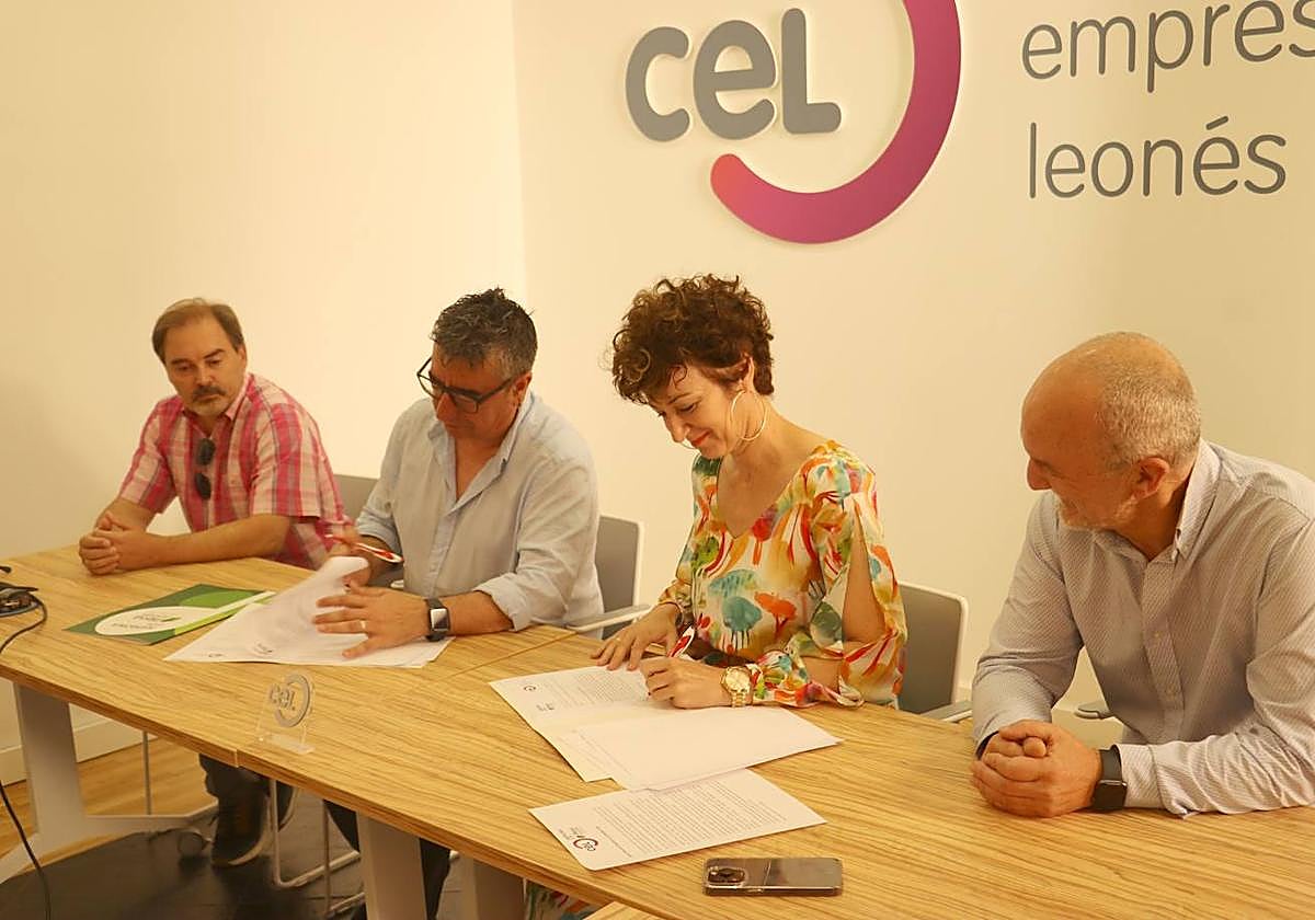 María Luisa Ibán, vocal de Asuntos Sociales, firma el acuerdo con Pedro Barrio, director gerente de Asprona.