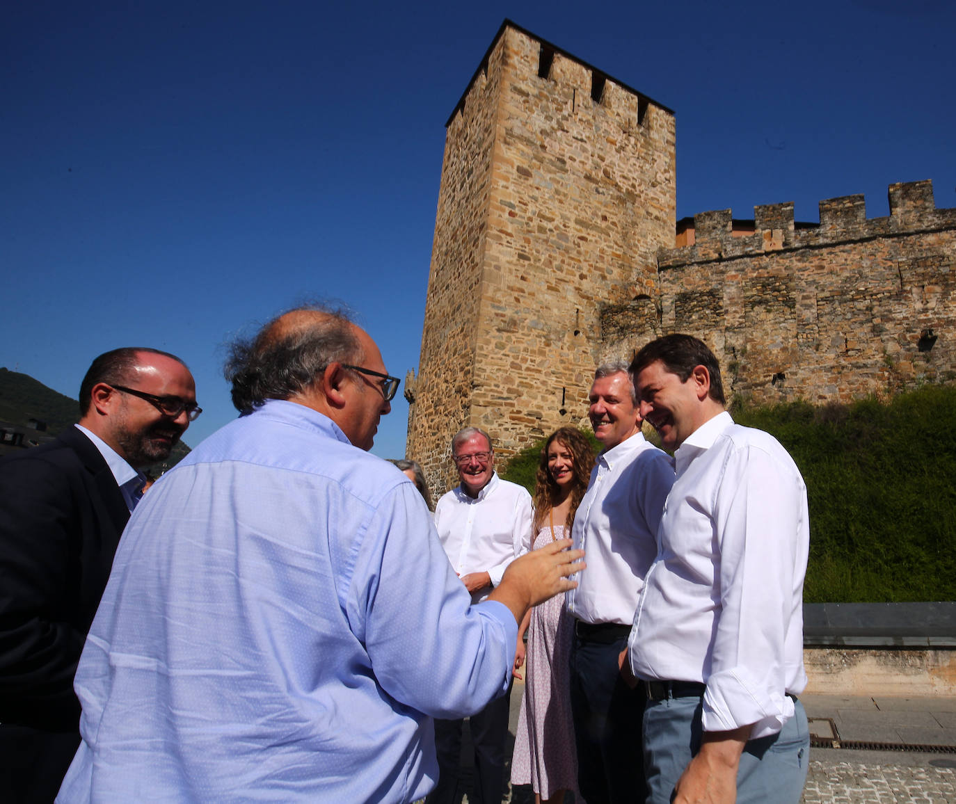 Los presidentes del PPCyL y del PP de Galicia participan en un acto de campaña