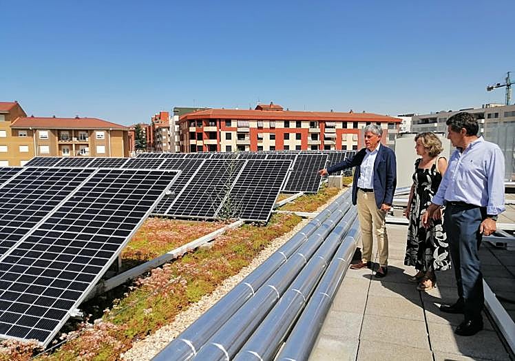 Imagen principal - El delegado de la Junta en León visita el centro de salud de El Ejido.