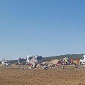 Cortada la N-601 en Valverde-Enrique tras el vuelco de un camión y la perdida de la carga