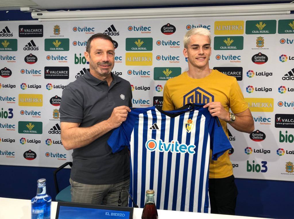 Nil jiménez posa con la camiseta de la Deportiva.