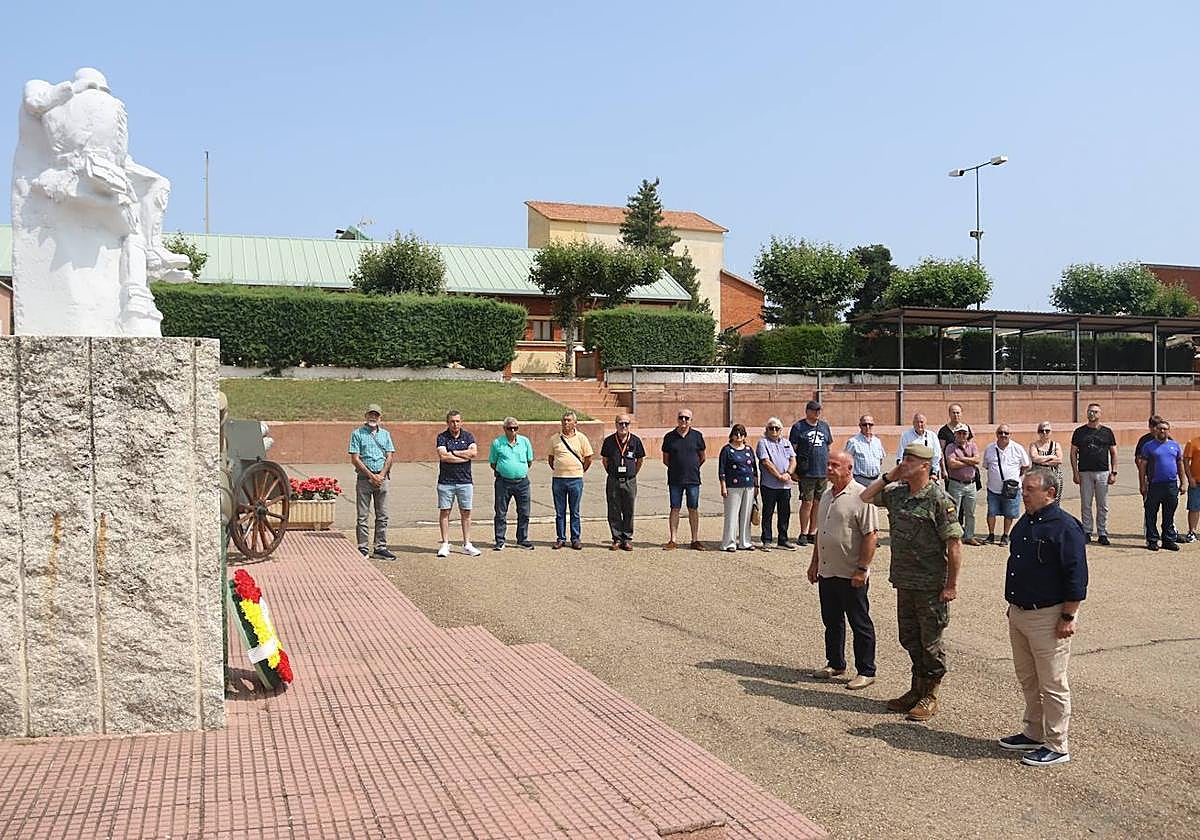 Visita de antiguos soldados a la base Conde de Gazola.