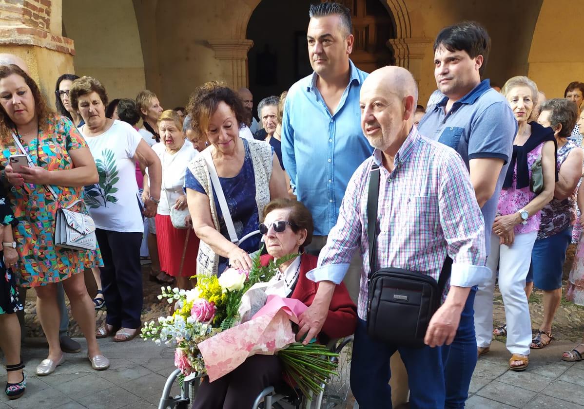 Josefa Marcos Alcoba junto a familiares y vecinos en la celebración de su cien cumpleaños.