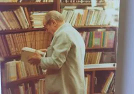 Francisco Pérez Herreros lee en su casa libros que fueron donados a la Biblioteca Pública de León.