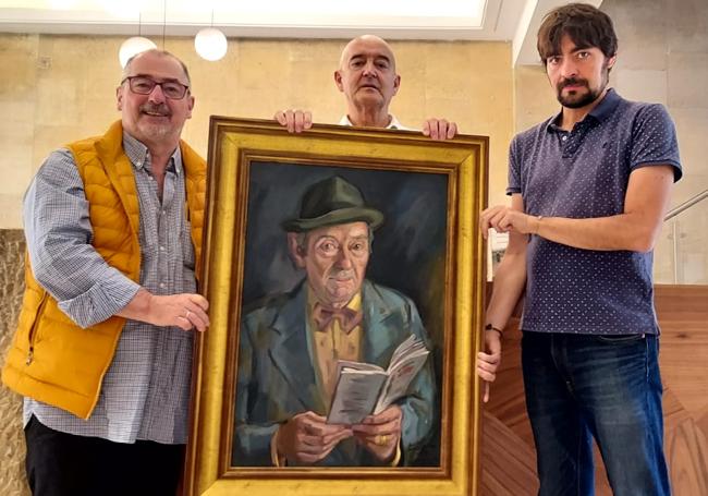 Tomás Rodríguez Arteaga entrega a los responsables del ILC el retrato de su tío obra de Modesto Llamas Gil.