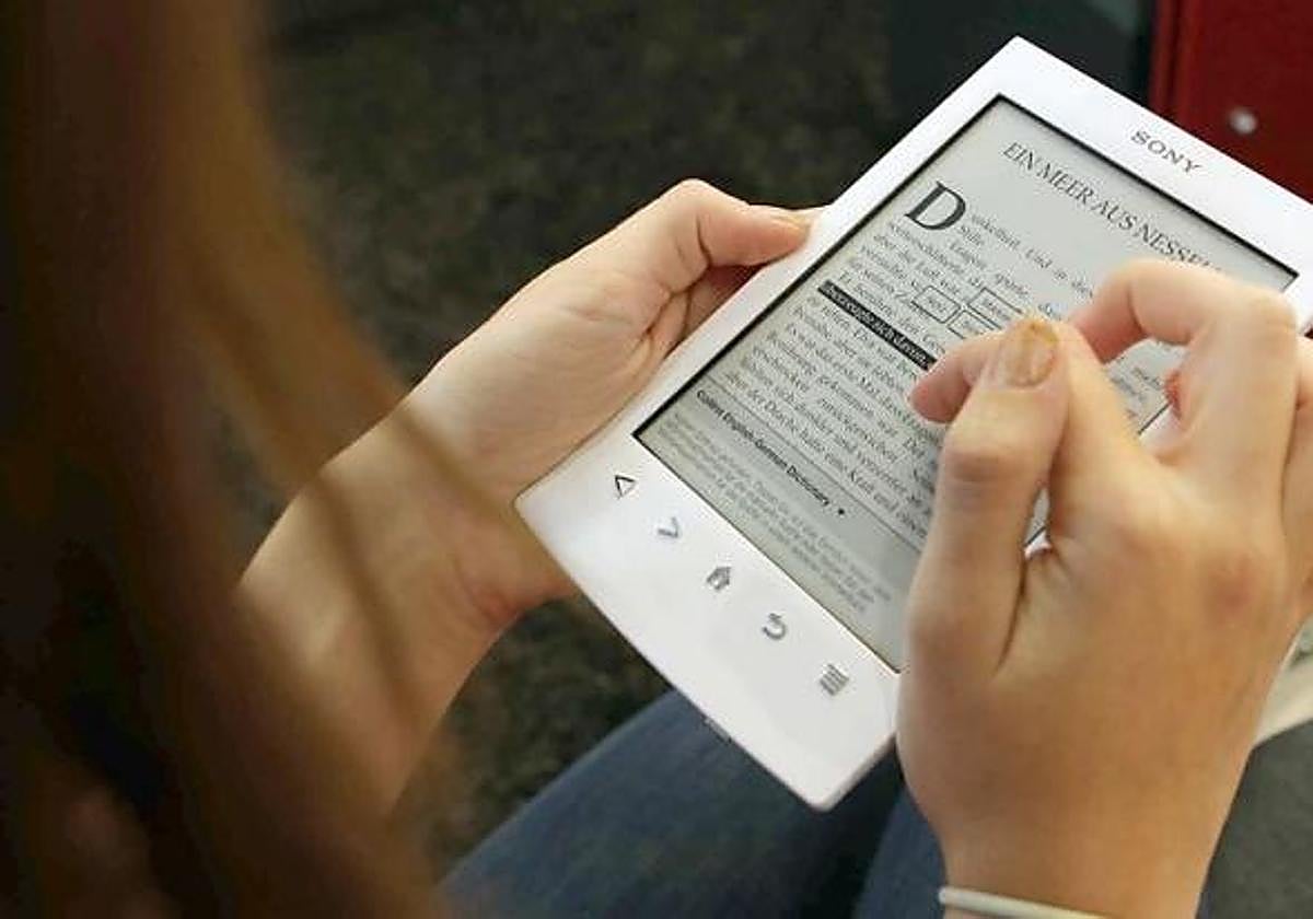 Una usuaria consulta un libro digital.