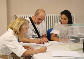 María José, César e Inés forman una de las mesas electorales en El Albéitar de León.