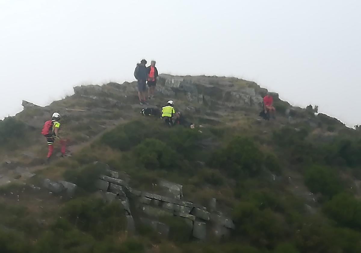 Resate de una mujer en el Pico Tres Obispos de Villafranca del Bierzo.