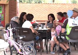 Felisa, vecina de Vegas del Condado de 101 años, junto a su familia después de votar.