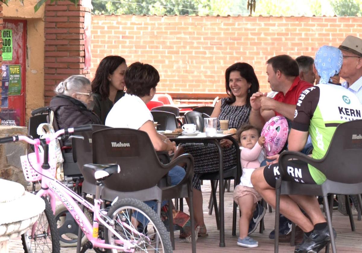 Felisa, vecina de Vegas del Condado de 101 años, junto a su familia después de votar.