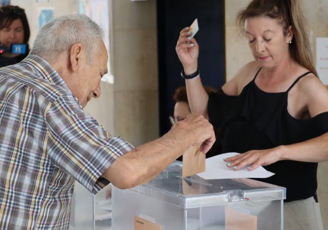 Un vecino de Vegas del Condado vota en fiestas.