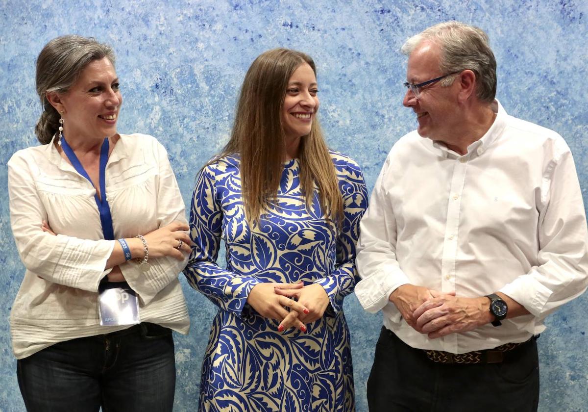 Ester Muñoz, presidenta del PP, acompañada por dos de los senadores electos en la sede de Populares León.