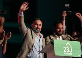 Abascal saludando tras conocer los resultados electorales.