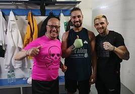 Imagen del boxeador junto a su entrenador.