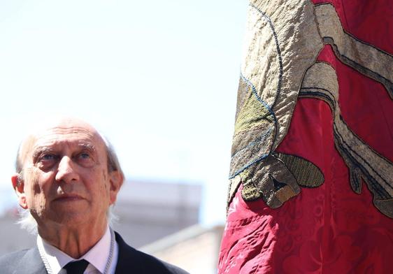 Uno de los caballeros de la orden asiste al acto de tremolado de la bandera.