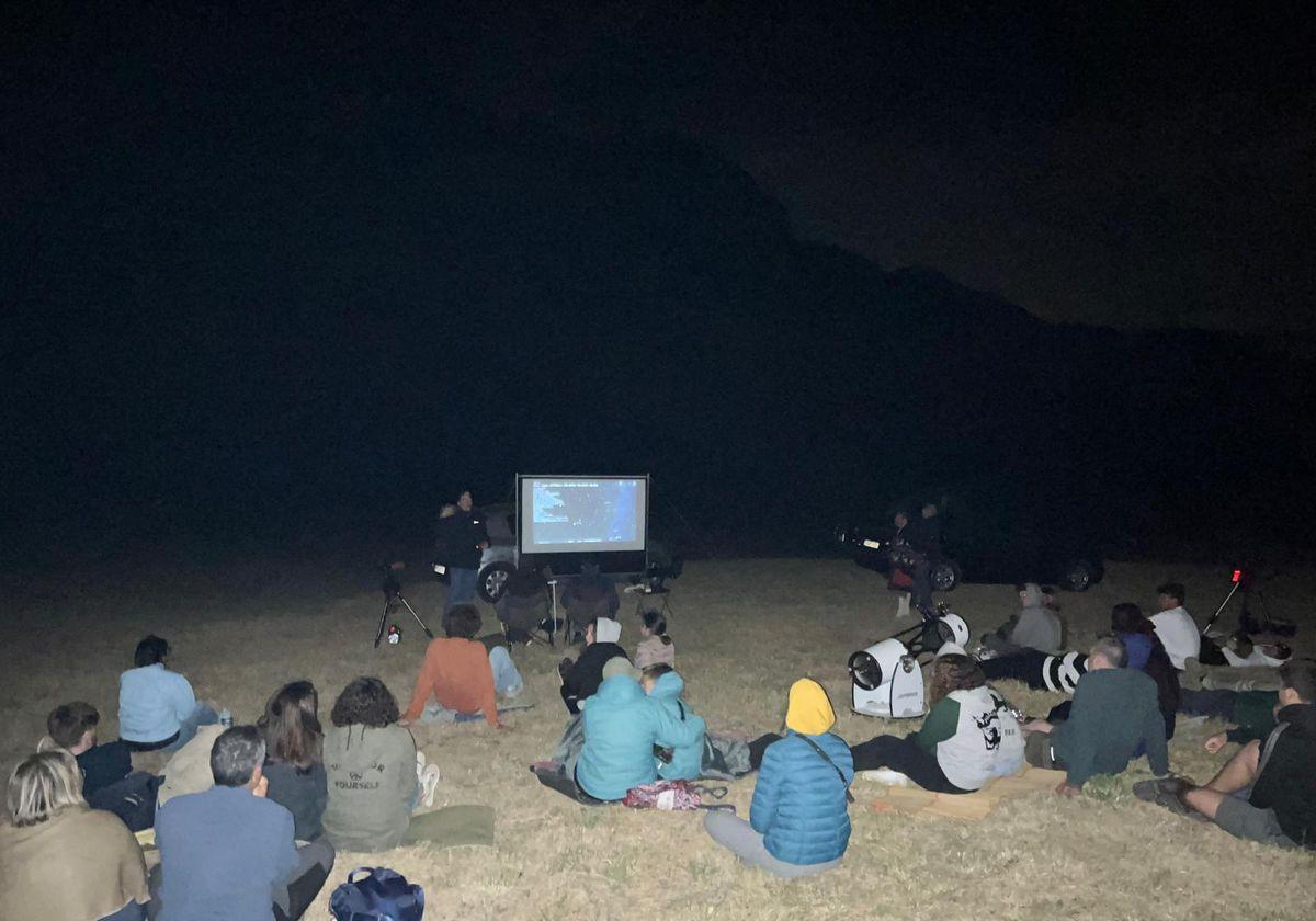 Participantes de la actividad 'Un paseo por las estrellas' en la localidad de Pallide.