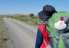 Un peregrino recorre el Camino de Santiago.