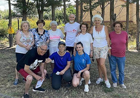 Celia Brito junto a vecinos del municipio.