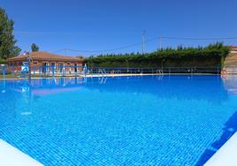 Las instalaciones cuentan con dos piscinas, una grande y otra infantil.