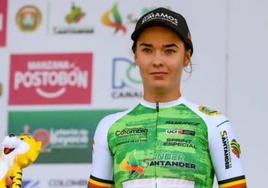 Lucía Ruiz, en el podio con el maillot de líder de los sprints especiales.