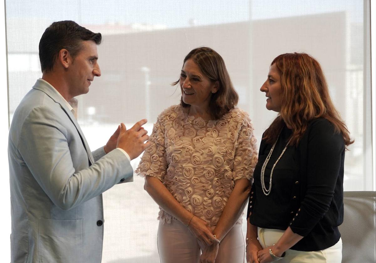 La directora general de Telefónica en Castilla y León, Teresa Herranz (C); el director de Ingeniería e Innovación de ACOR, Félix Martín, y la secretaria general de CEOE Castilla y León, Teresa Cetulio, participa en los Desayunos de la Agencia Ical