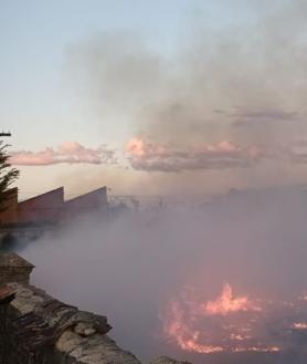 Imagen secundaria 2 - Diferentes imágenes del fuego en la tarde del viernes. 