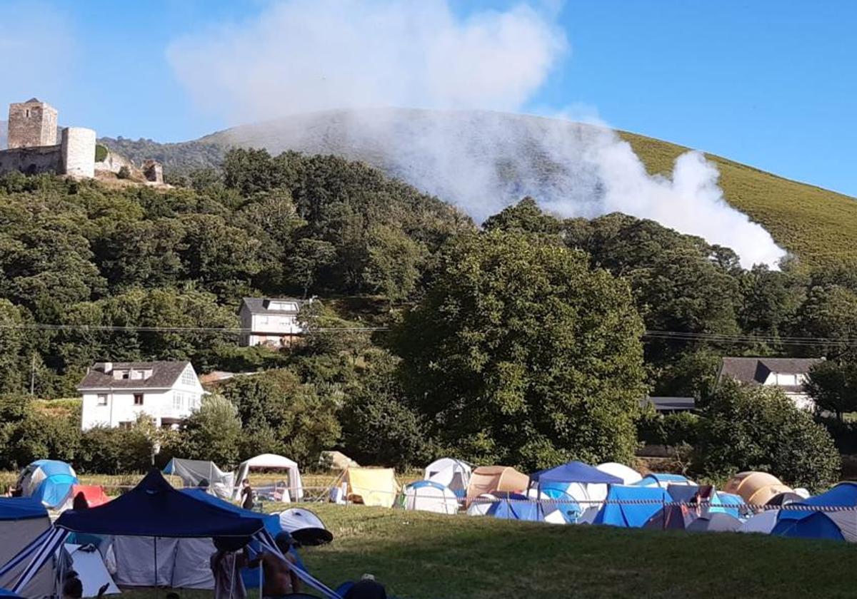 Imagen de uno de los fuegos de Balboa visto desde el festival.