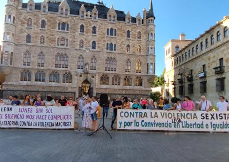 Imagen secundaria 1 - &#039;Lunes sin sol&#039; clama en Botines contra tres nuevos asesinatos machistas