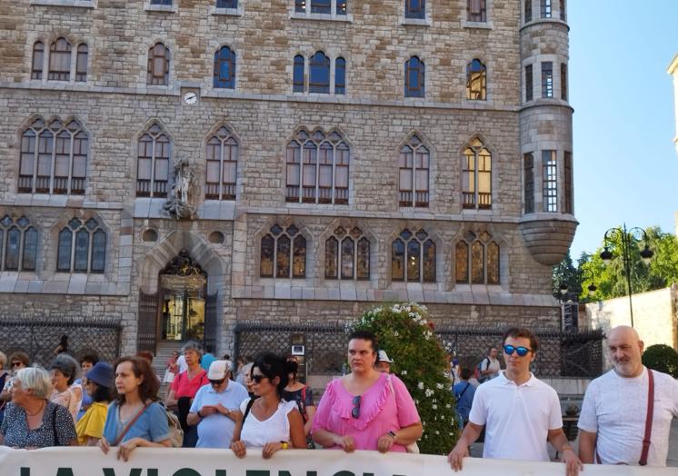 Imagen principal - &#039;Lunes sin sol&#039; clama en Botines contra tres nuevos asesinatos machistas