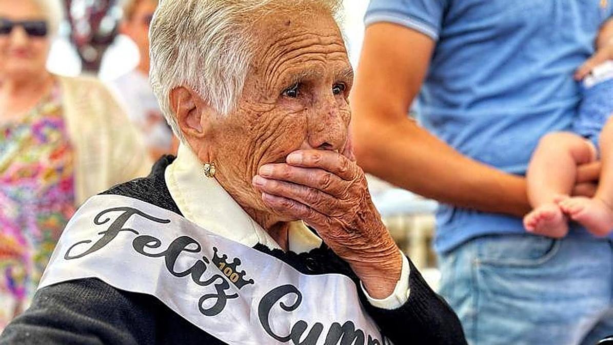 Eugenia Álvarez recibió con emoción el cariño y felicitaciones de los vecinos de Sorbeda del Sil.