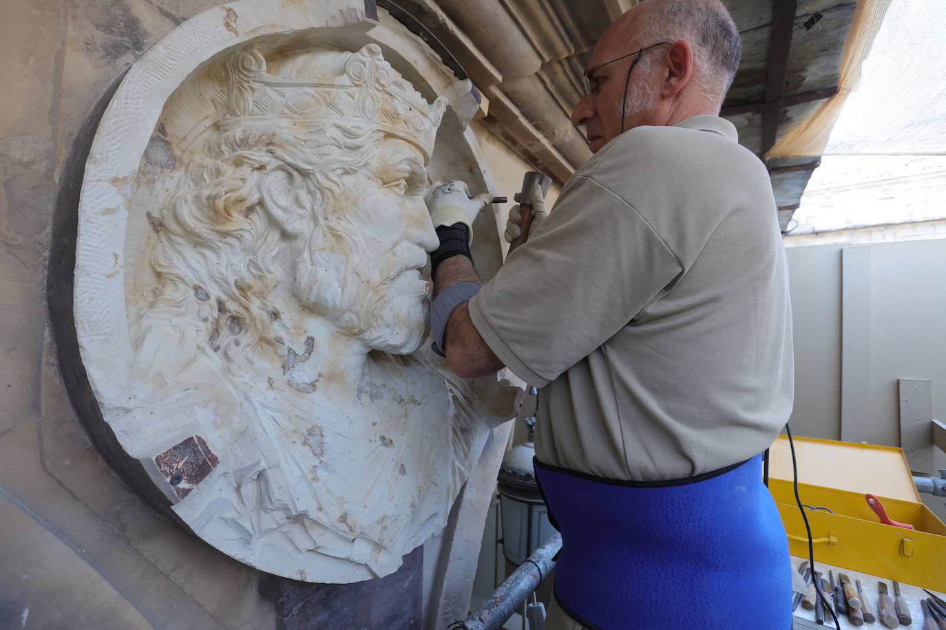 El escultor madrileño Óscar Alvariño trabaja en los últimos retoques del Medallón del rey leonés Alfonso IX.