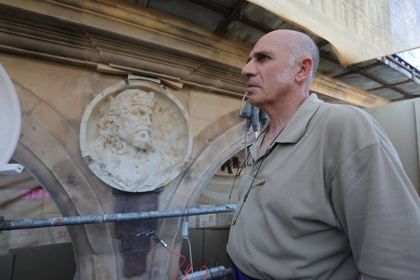 El escultor Óscar Alvariño subido al andamio en el que ha estado trabaando durante más de dos meses.