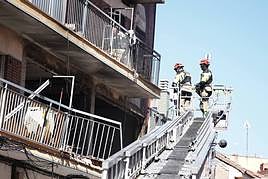 Desescombro de los restos de la explosión registrada anoche en la calle Goya de Valladolid
