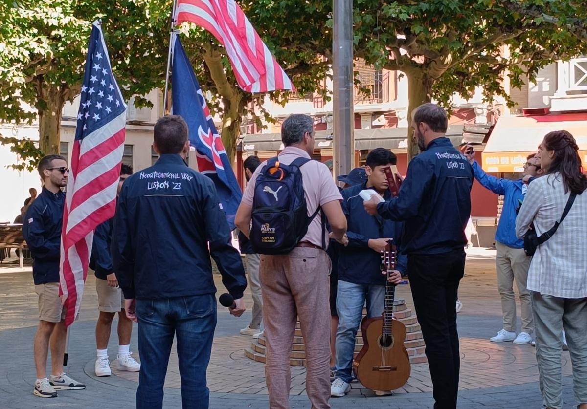 Jóvenes del Camino Neocatecumenal en la plaza de la Pícara.