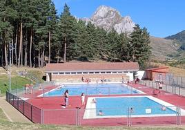 A los pies del Pico Fontún se encuentran las instalaciones de las piscinas de Villamanín.