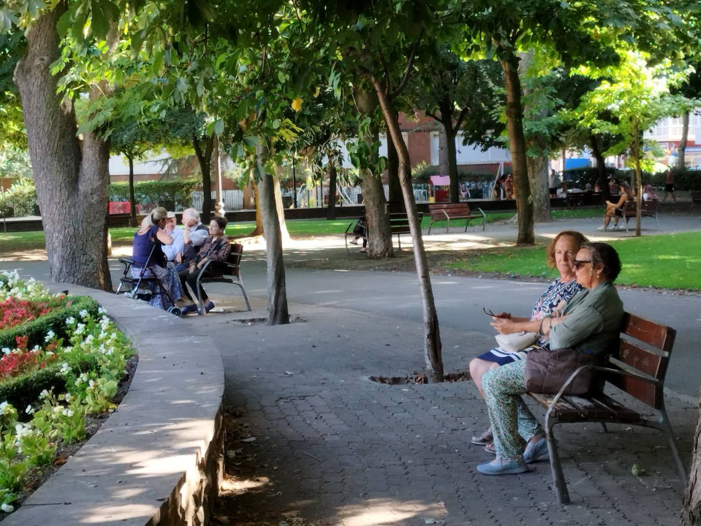 Un gran número de leoneses han acudido al Jardín de San Francisco.