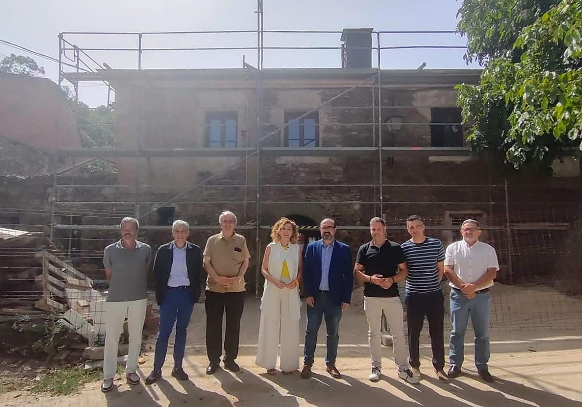 Visita institucional a las obras de rehabilitación de la antigua casa parroquial de Villanueva de Valdueza.