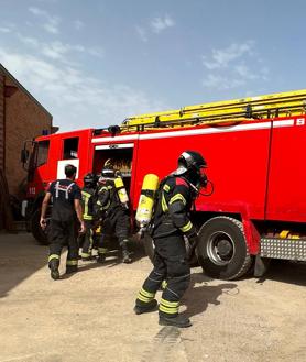 Imagen secundaria 2 - Los Bomberos de León sofocan un fuego en una nave de Santa Olaja.Bomberos de León