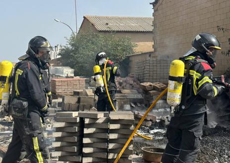 Imagen secundaria 1 - Los Bomberos de León sofocan un fuego en una nave de Santa Olaja.Bomberos de León