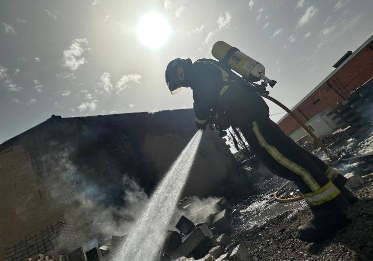 Imagen principal - Los Bomberos de León sofocan un fuego en una nave de Santa Olaja.Bomberos de León