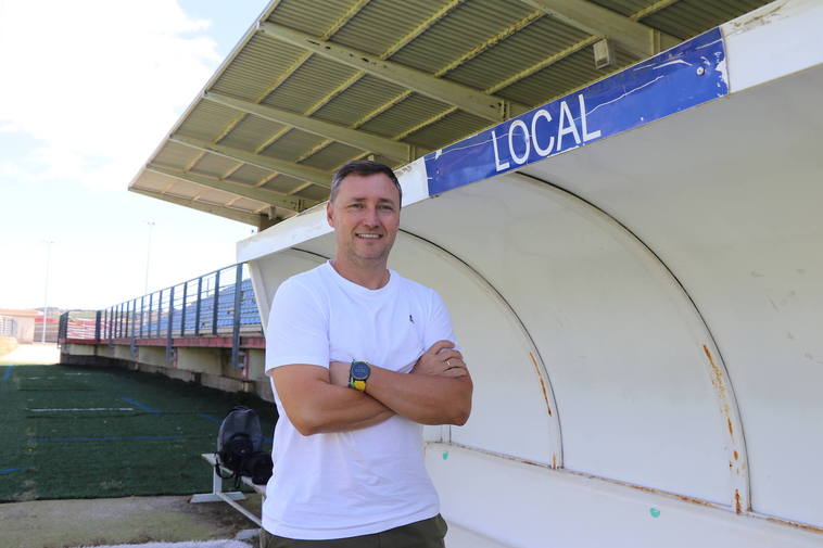 Raúl Llona posa en el banquillo local del Área Deportiva de Puente Castro.