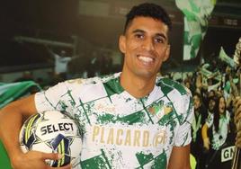 Victor García posa con la camiseta del Moreirense.