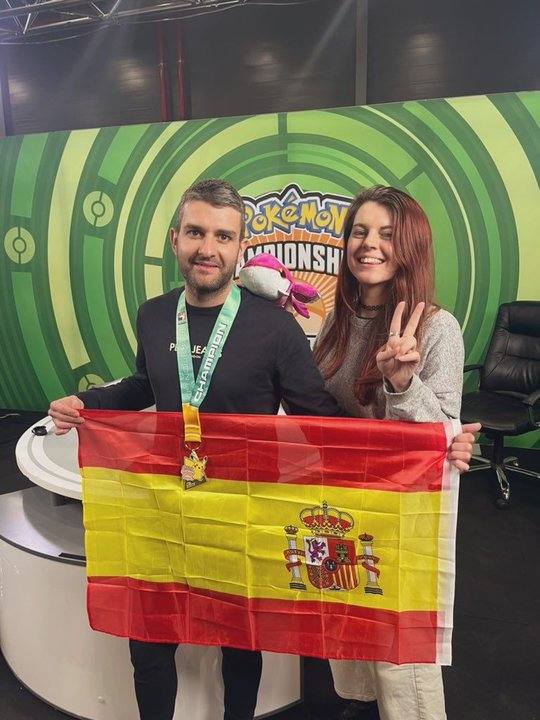 El leonés Jonatan Ordóñez posa con la bandera nacional después de una partida.