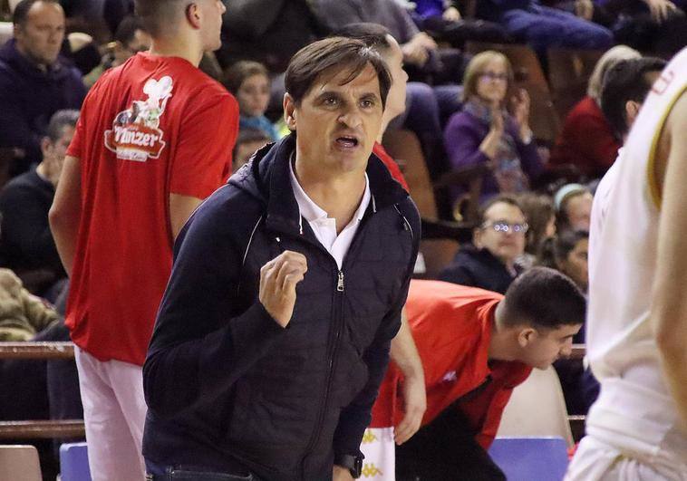 Luis Castillo, entrenador de la Cultural de baloncesto, da indicaciones durante un encuentro de la 22/23.