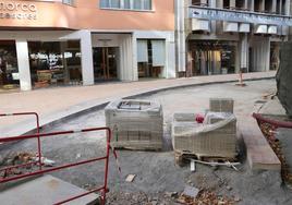 Ya ha empezado la pavimentación de la acera de algunos tramos de la calle.