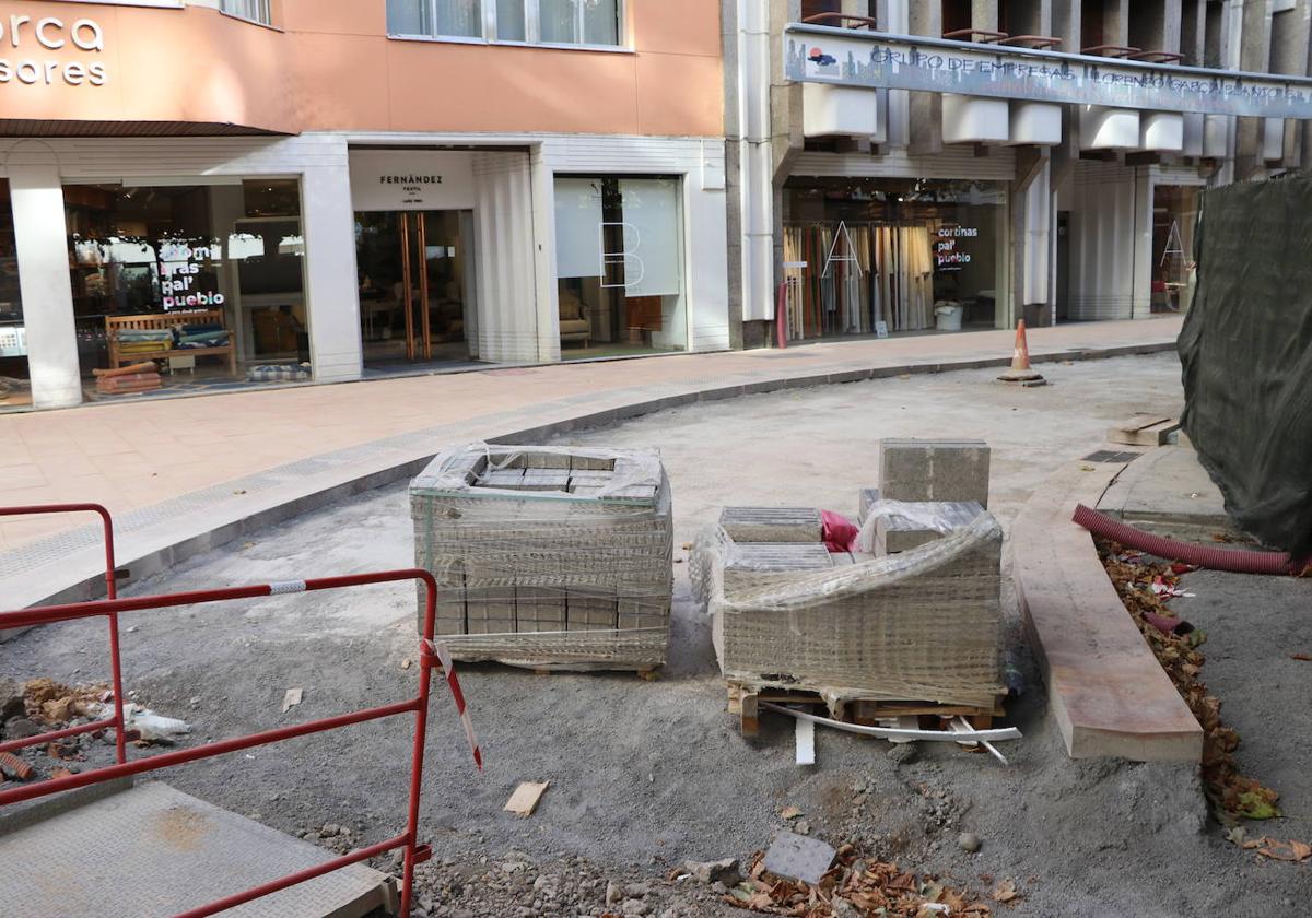 Ya ha empezado la pavimentación de la acera de algunos tramos de la calle.