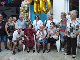 Adela ha celebrado su centenario con una fiesta abierta a todos los vecinos.