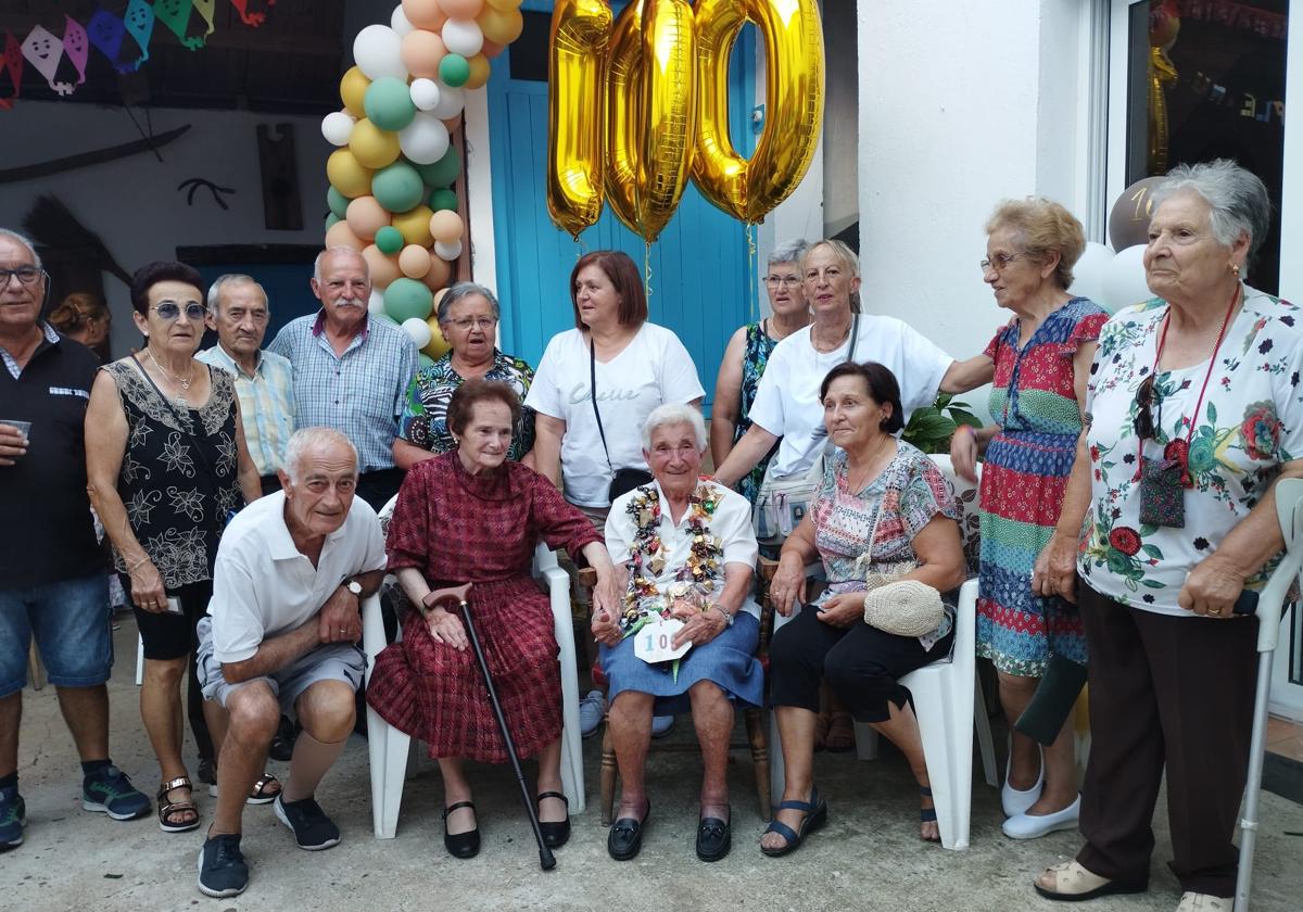 Adela ha celebrado su centenario con una fiesta abierta a todos los vecinos.