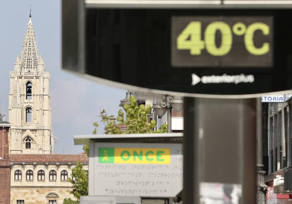 Un termómetro marca 40 grados en León.