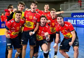 Álvaro Pérez, arriba a la izquierda, celebra la conquista del Mundial Juvenil con sus compañeros de equipo.